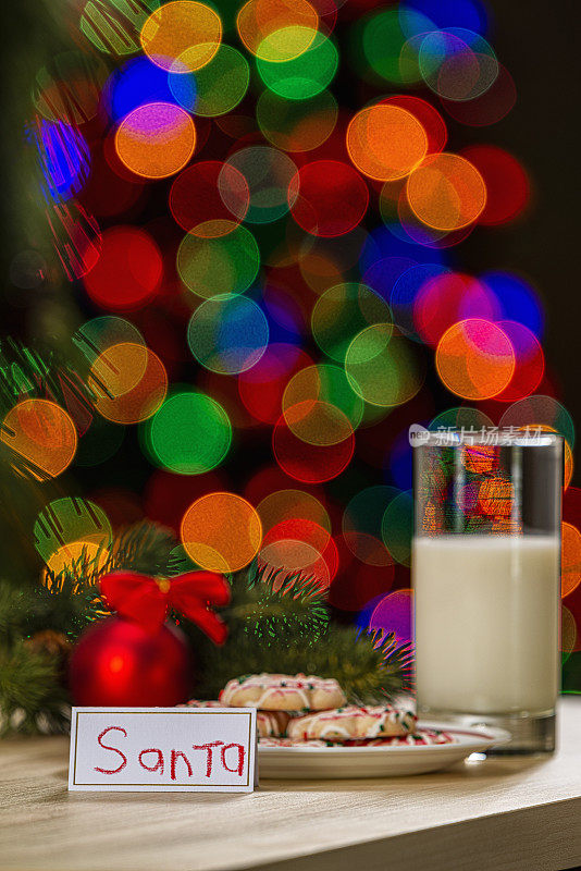 一个孩子在平安夜给圣诞老人的一杯牛奶和一盘饼干
