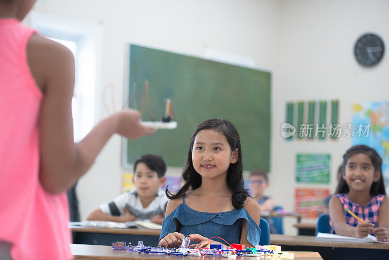 小学生向班级展示她的Stem项目