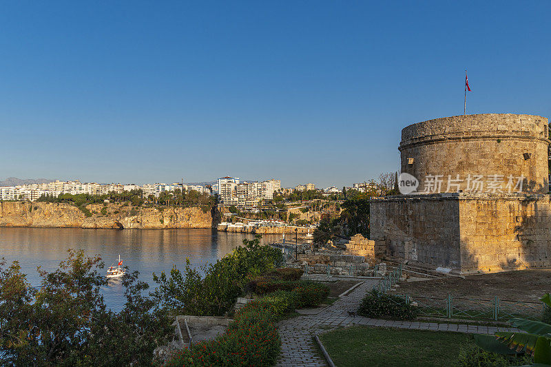 城堡和Kaleiçi港在安塔利亚，土耳其