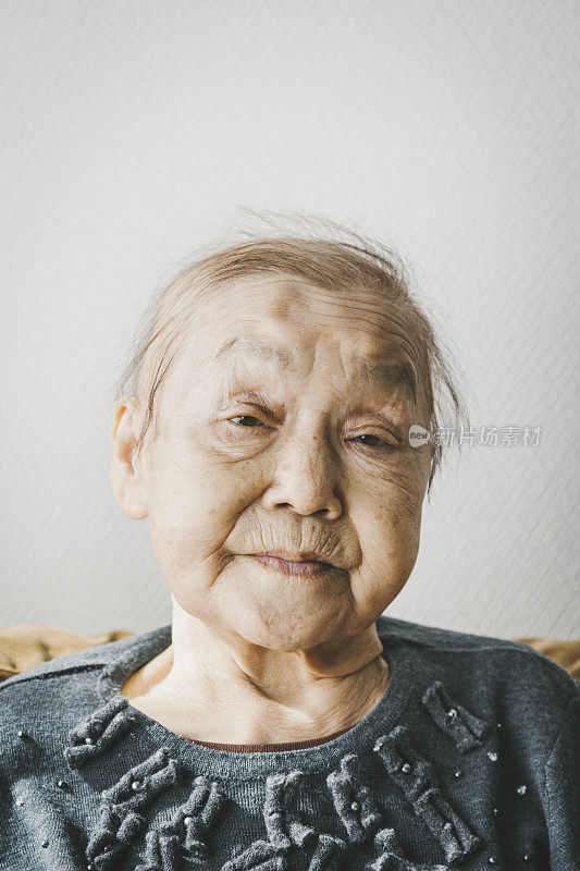 家中老年女性癌症患者的肖像