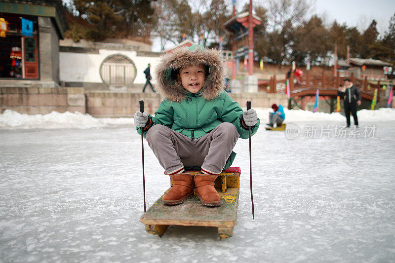 在北京的颐和园里，孩子们在湖上结冰，享受滑雪、滑冰、冰上自行车的乐趣。