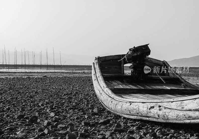 一艘船停在福建霞浦海岸的泥滩上