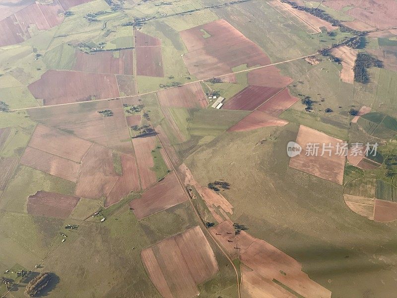 从空中翻耕南非的土地