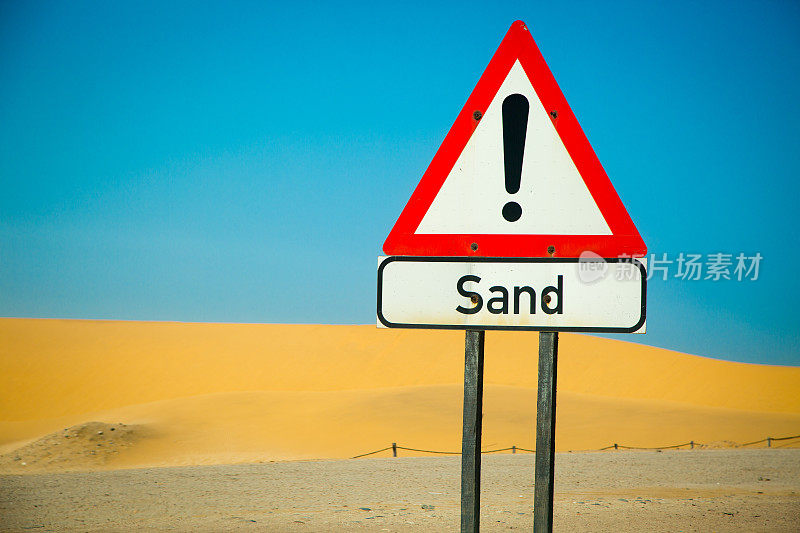 纳米比亚埃隆戈地区斯瓦科普蒙德附近沙漠中的沙质标志
