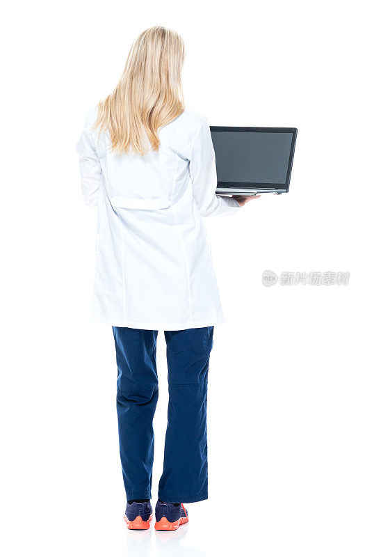 白种女性穿着实验服，用笔记本电脑