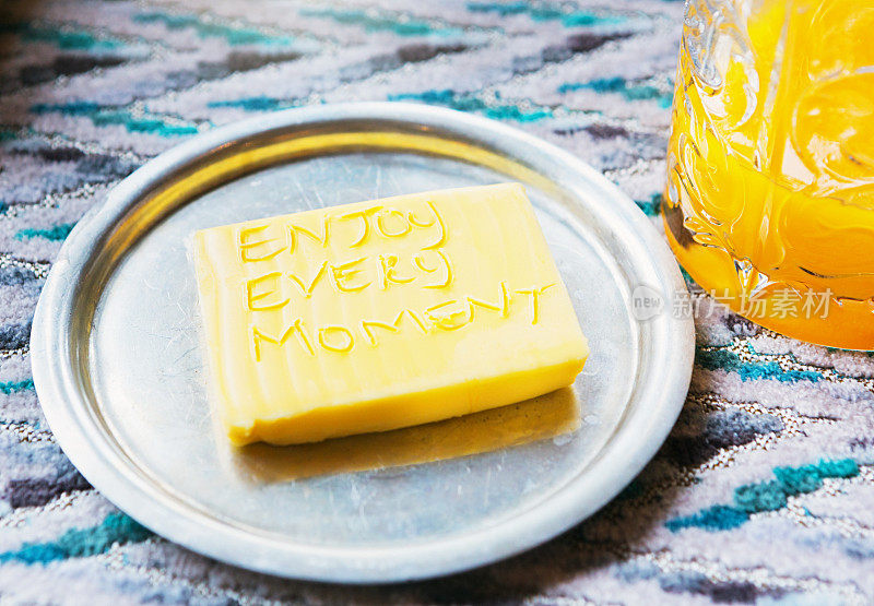 享受在早餐桌上切成一块黄油的每一刻