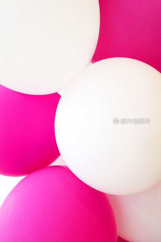 粉红色和白色的气球拱门