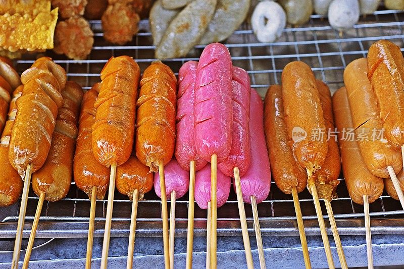 香肠热狗棒——曼谷街头小吃。