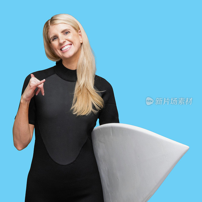 白人女性穿着潜水服，使用冲浪板