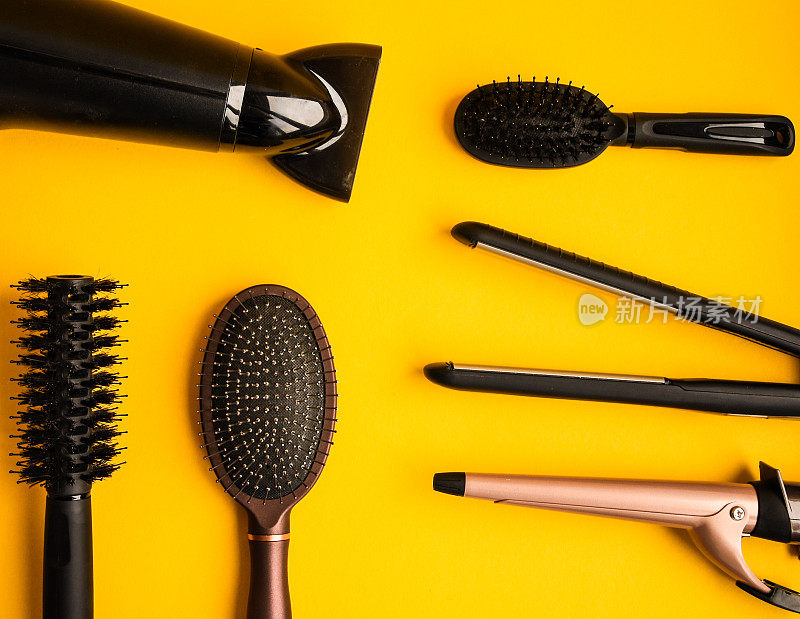专业的美发师工具在黄色背景与复制空间，俯视图