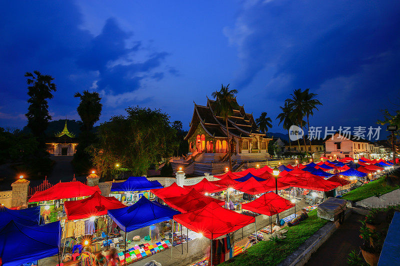 老挝琅勃拉邦国家博物馆前的纪念品夜市