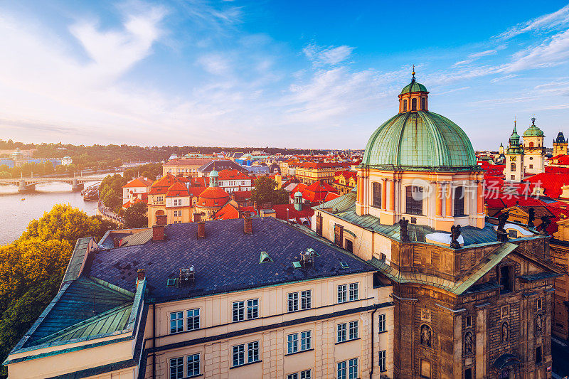 布拉格古城建筑的夏季空中全景图，捷克共和国。红色的屋顶瓦片，布拉格古城的全景。布拉格老城广场的房子有着传统的红屋顶。Czechia。
