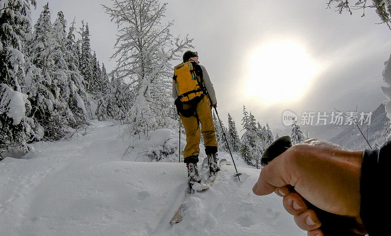 偏远地区的滑雪者登山