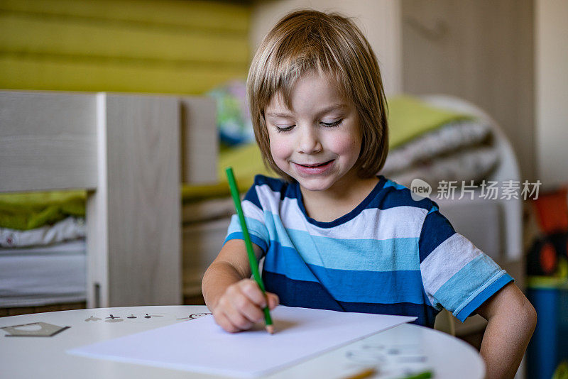 可爱的男孩在家中流行冠状病毒