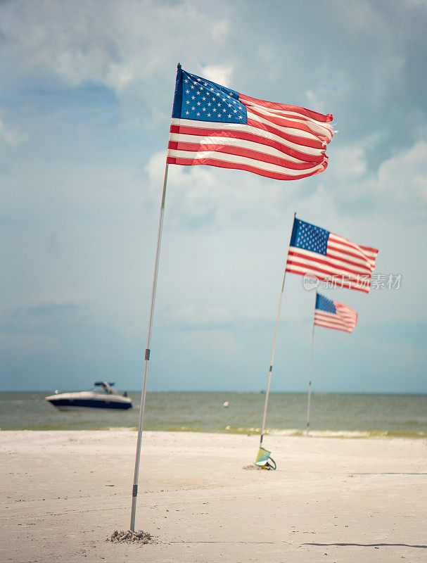 佛罗里达州海滩上的美国国旗