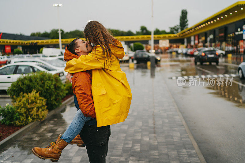 雨中的浪漫之吻
