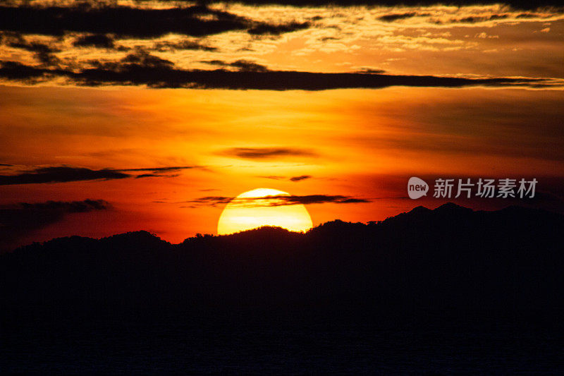 海面上美丽的云景，夕阳的镜头