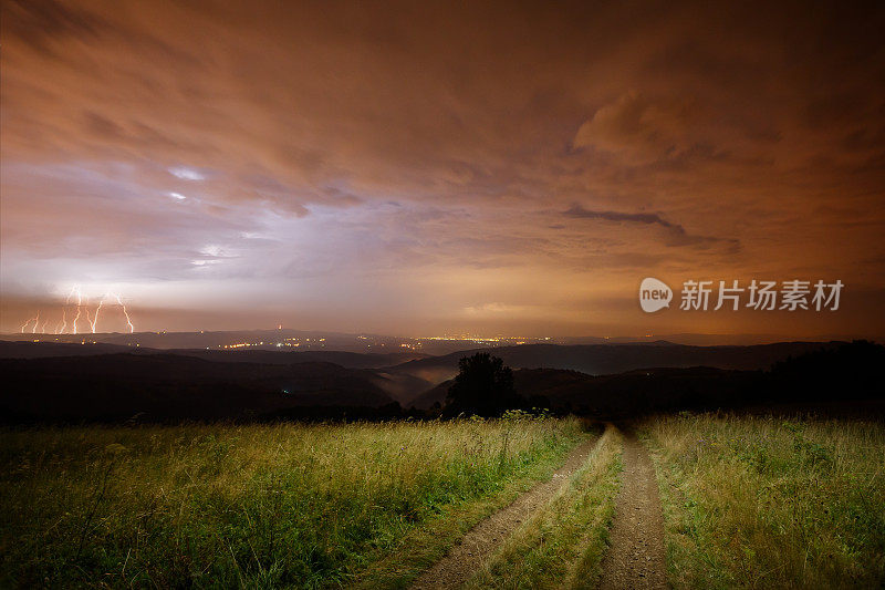 雷雨之夜景观