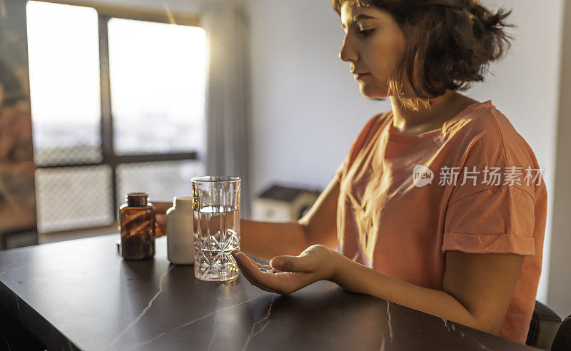 在家服用补充剂的妇女