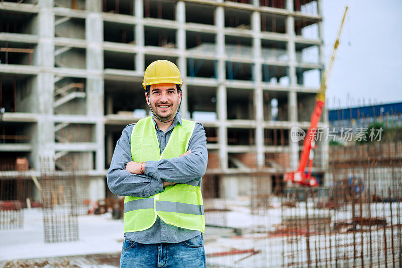 建筑工地上年轻建筑师的肖像。