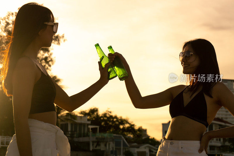 他们在海滩上一边聊天一边喝啤酒。