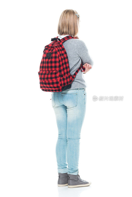 z一代年轻女性初中生背着背包拿着包站在白色背景前