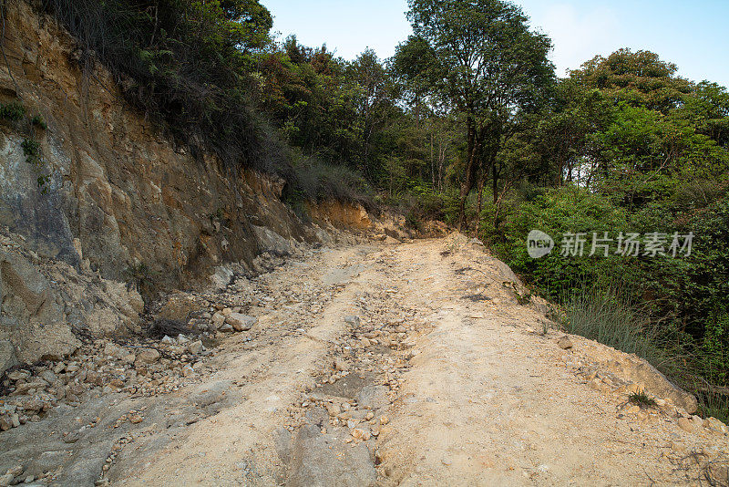 荒野山路