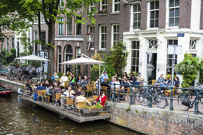 人们在荷兰阿姆斯特丹的露台酒吧喝酒