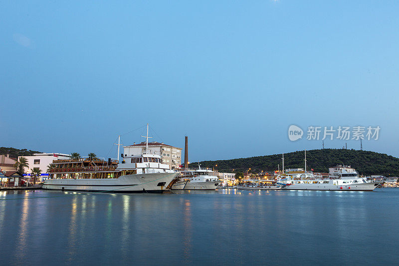 土耳其巴里克夏镇的游船和城市景观
