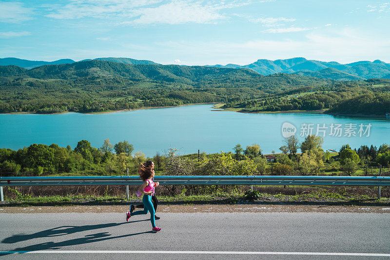 妇女们一起在湖边慢跑，练习健康的生活方式