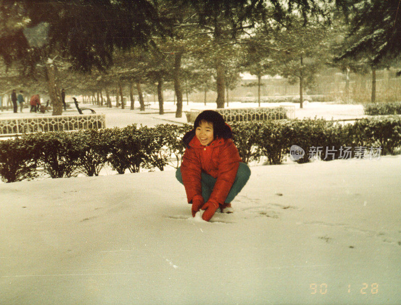 20世纪80年代中国小女孩在雪中的真实生活照片