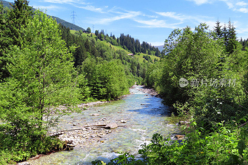 奥地利泰洛的吉勒塔格的格洛斯山谷。流流动。