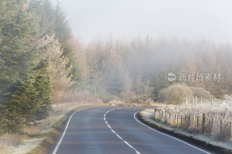 英国英格兰苏格兰高地乡村的空旷道路