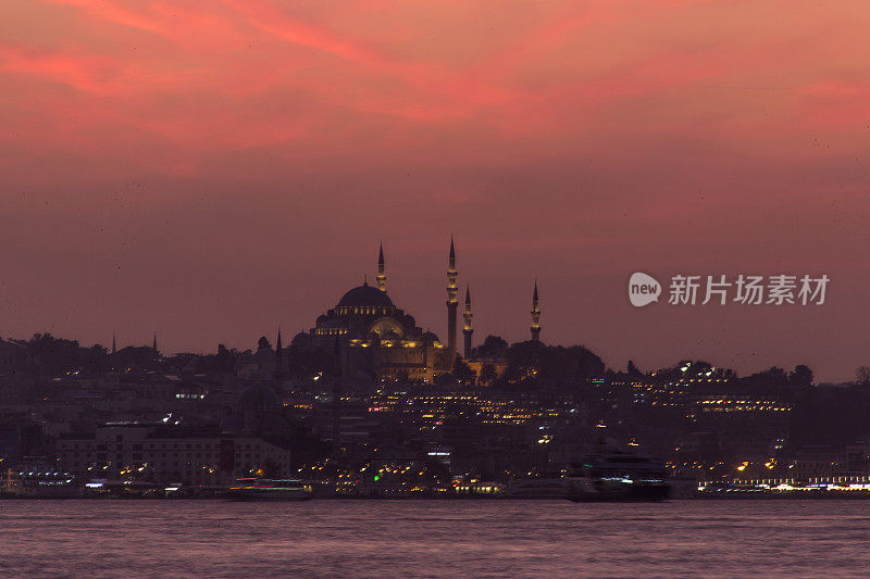 土耳其伊斯坦布尔金角博斯普鲁斯海峡附近清真寺的米诺努法提赫海岸夜景