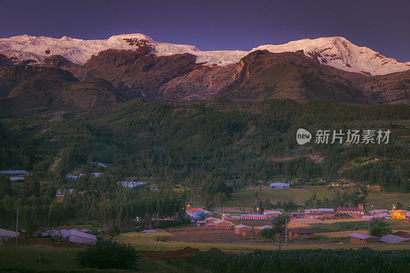 秘鲁安第斯山脉，日落时分，瓦拉兹附近的布兰卡山谷和白雪覆盖的科帕村