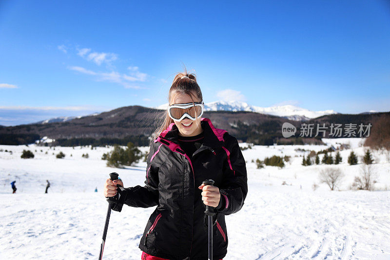 女子滑雪者在山上