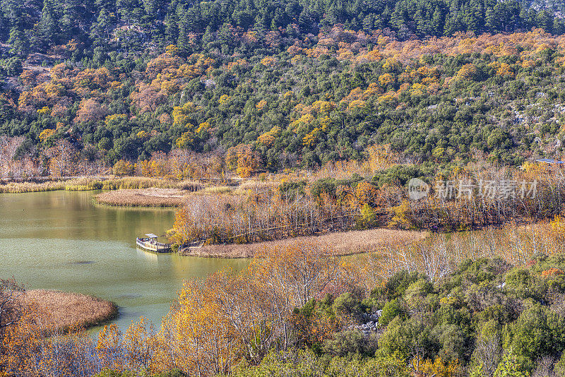 土耳其伊斯帕塔科瓦达湖的秋天