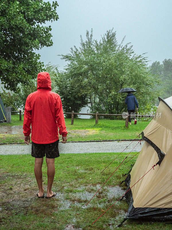 一名男子在露营时遭遇暴风雨