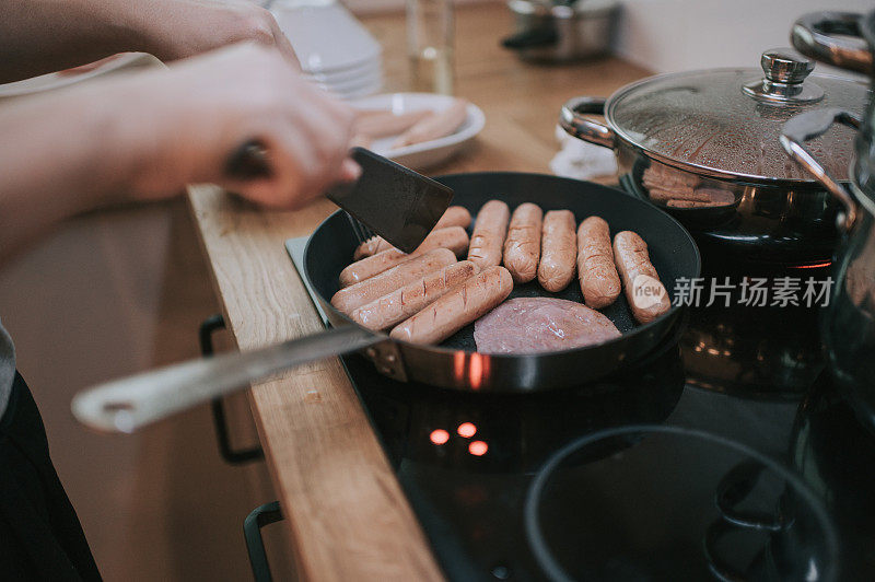 亚洲华人妇女在厨房为家人准备早餐