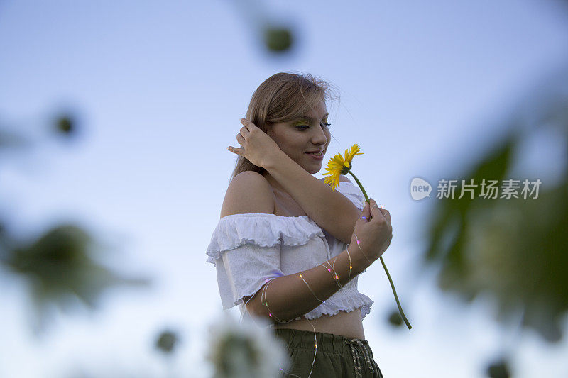 用女性肖像和鲜花拼贴