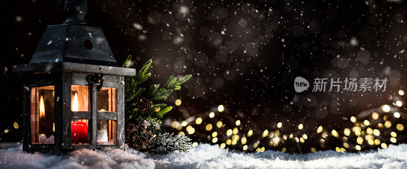 圣诞彩灯在雪中夜