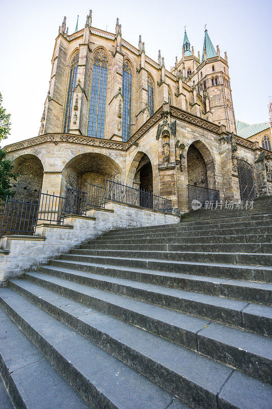 德国埃尔福特——大教堂广场的楼梯，可以看到大教堂和塞维里教堂