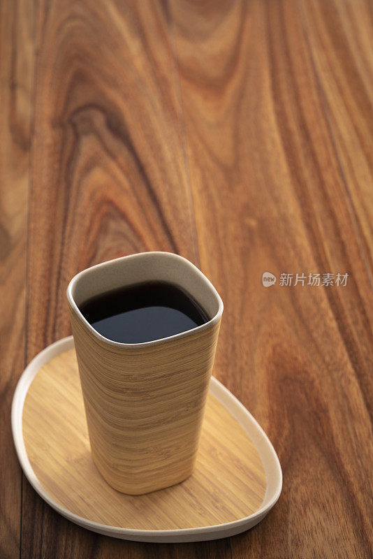 竹玻璃黑咖啡托盘在木桌上