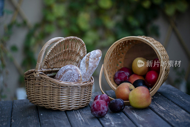 新鲜水果和自制的乡村面包装在野餐篮子里