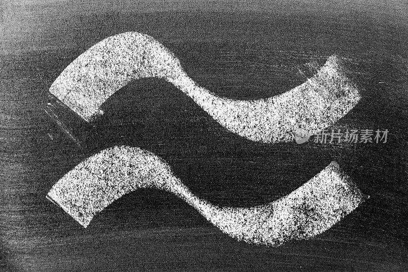 白色粉笔手画在一组曲线或波浪线形状的黑板背景