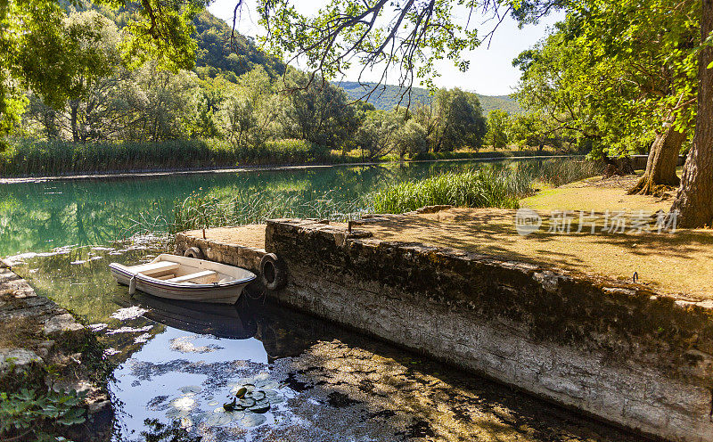 在维索瓦茨村附近，在克尔卡河岸边划着小船，穿过郁郁葱葱和各种各样的风景