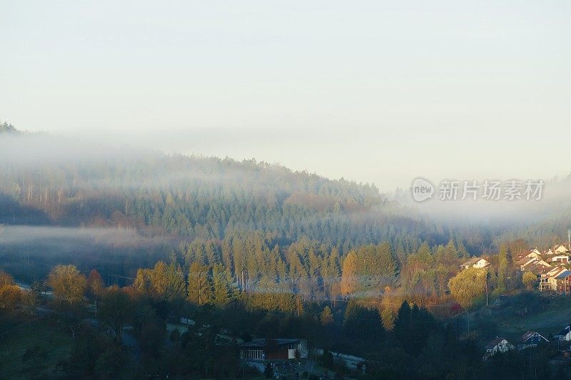 晨雾笼罩着山村