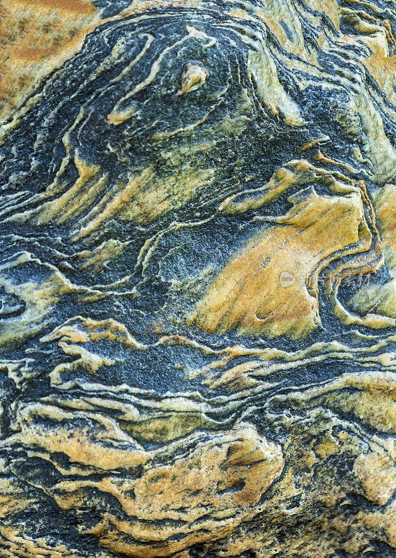 由火山岩结晶而成的抽象形状的石器