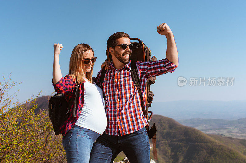 这对年轻夫妇征服了山顶