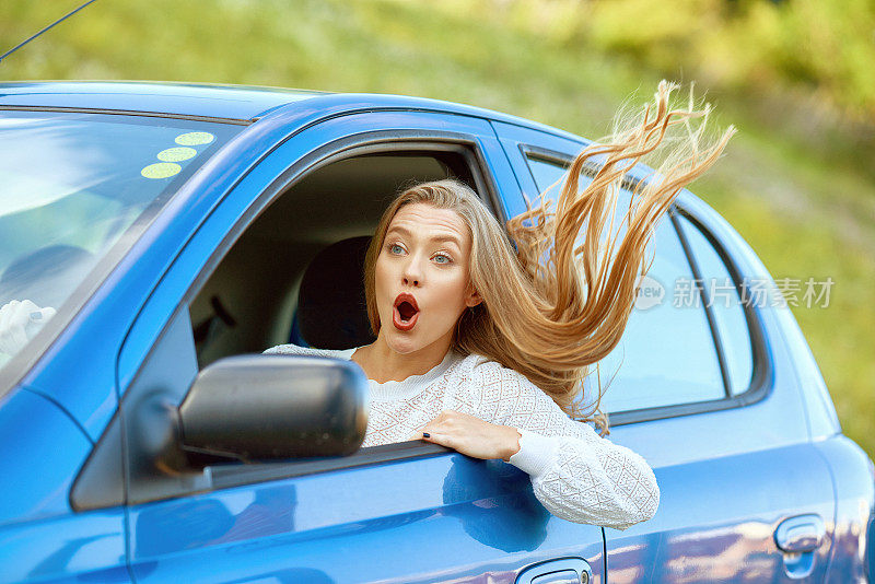 头发飞扬的女人开车